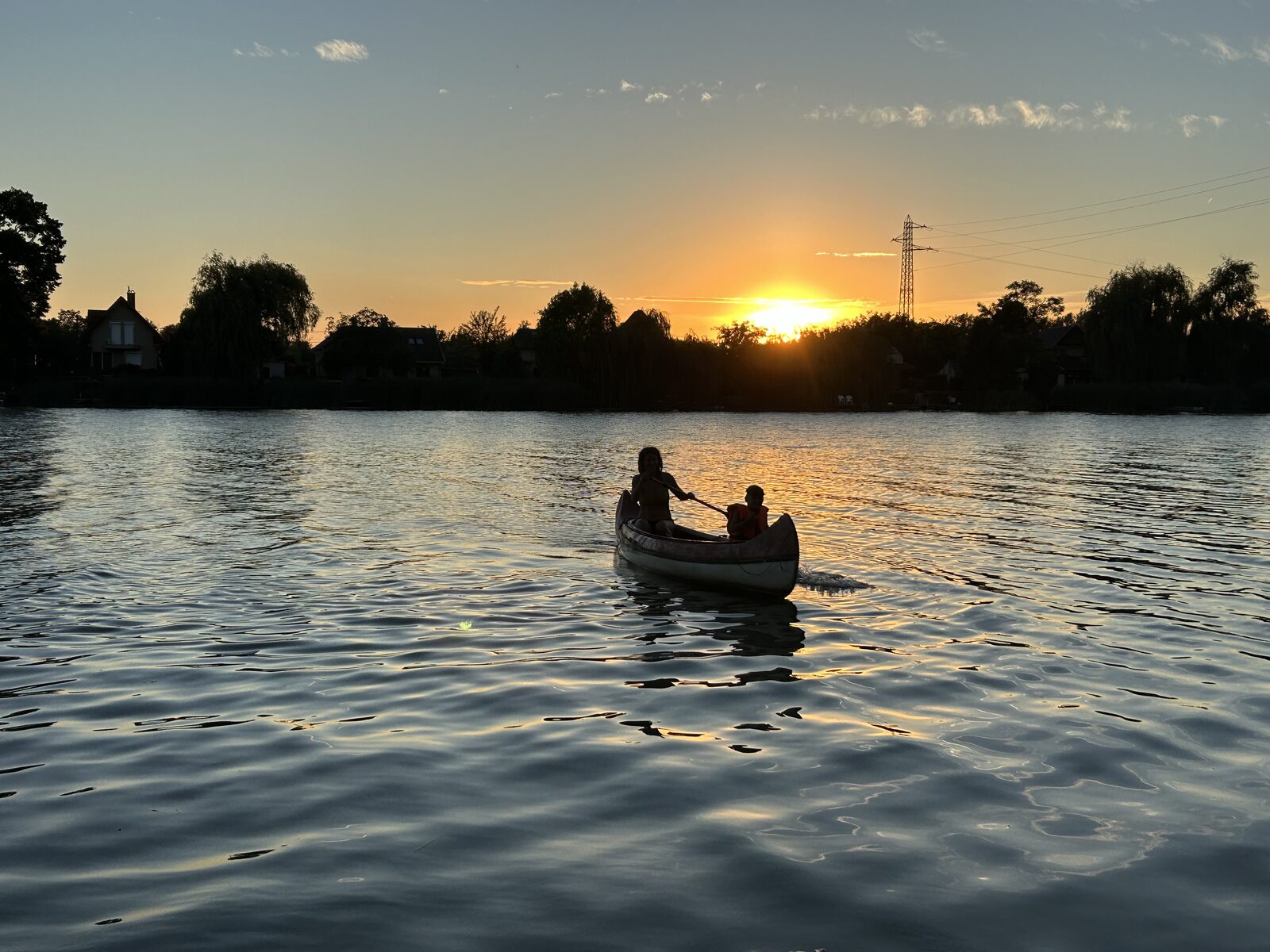 Csónak a vízen naplementében az Angyali-szigetnél