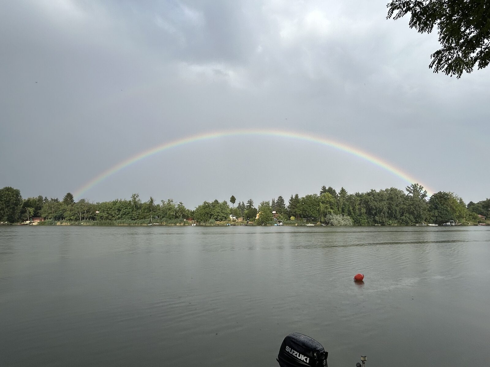 Szivárvány a víz felett az Angyali-szigetnél